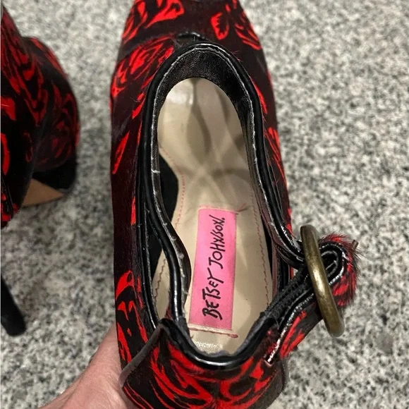 BETSEY JOHNSON Black/Red Roses Pony Hair Peep Toe Stiletto Platforms Whimsy  6.5 - Picture 7 of 17